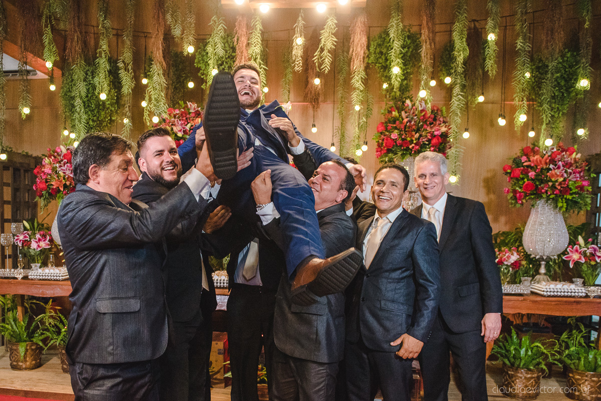 Lindo casamento realizado no cerimonial casa di lucca praia por fotógrafos de casamento de vila velha fotógrafos de casamento de vitória fotógrafos de casamento de serra espirito santo es com noivo noiva e ensaio no hotel aroso em pedra azul