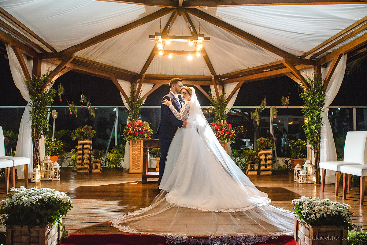 Lindo casamento realizado no cerimonial casa di lucca praia por fotógrafos de casamento de vila velha fotógrafos de casamento de vitória fotógrafos de casamento de serra espirito santo es com noivo noiva e ensaio no hotel aroso em pedra azul