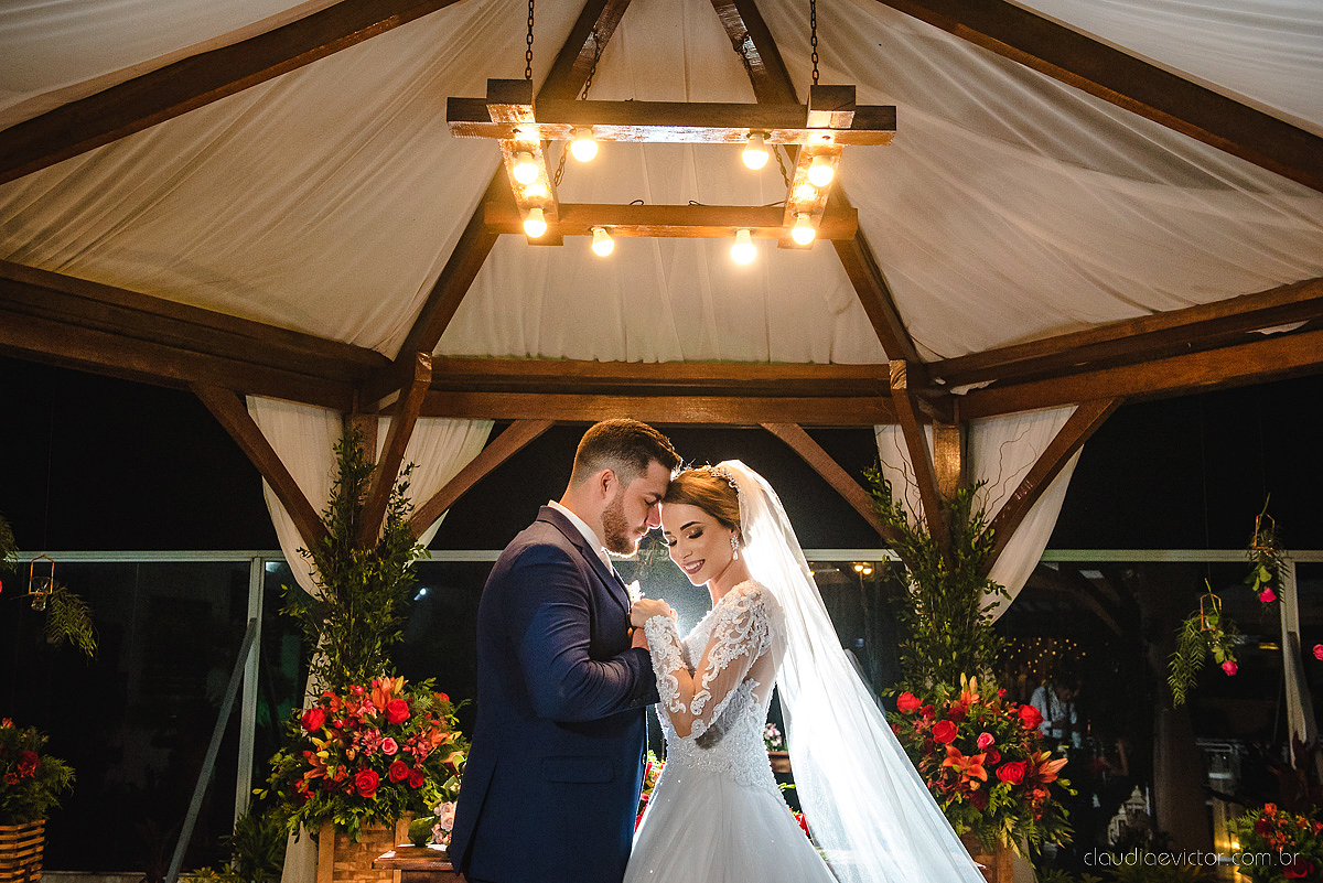 Lindo casamento realizado no cerimonial casa di lucca praia por fotógrafos de casamento de vila velha fotógrafos de casamento de vitória fotógrafos de casamento de serra espirito santo es com noivo noiva e ensaio no hotel aroso em pedra azul