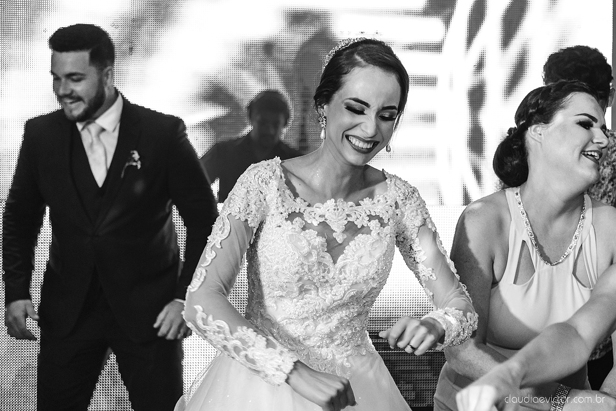 Lindo casamento realizado no cerimonial casa di lucca praia por fotógrafos de casamento de vila velha fotógrafos de casamento de vitória fotógrafos de casamento de serra espirito santo es com noivo noiva e ensaio no hotel aroso em pedra azul