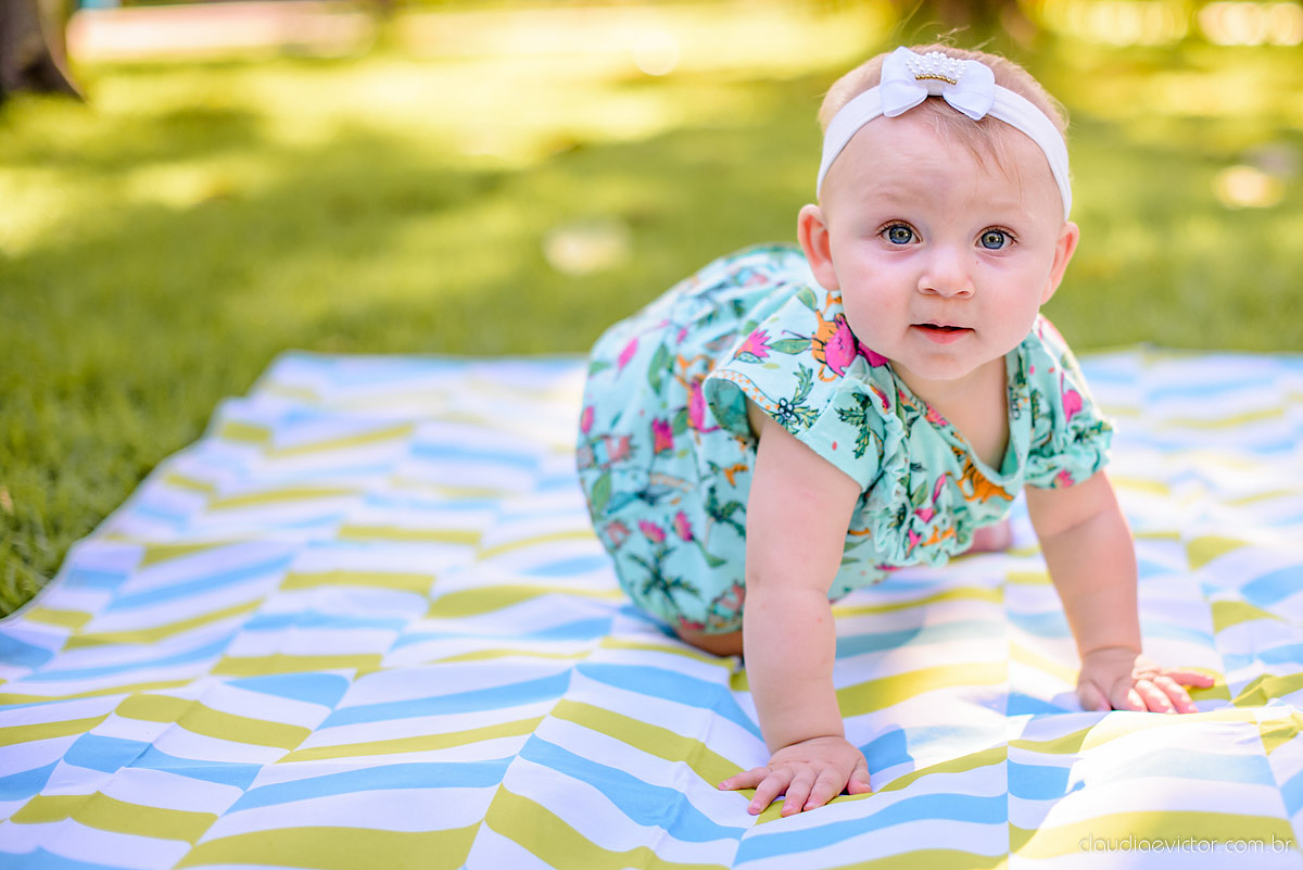 Lindo ensaio infantil de 6 meses feito no parque da vale por fotógrafos de casamento de vila velha fotógrafos de casamento de vitória fotógrafos de casamento de serra espirito santo es 