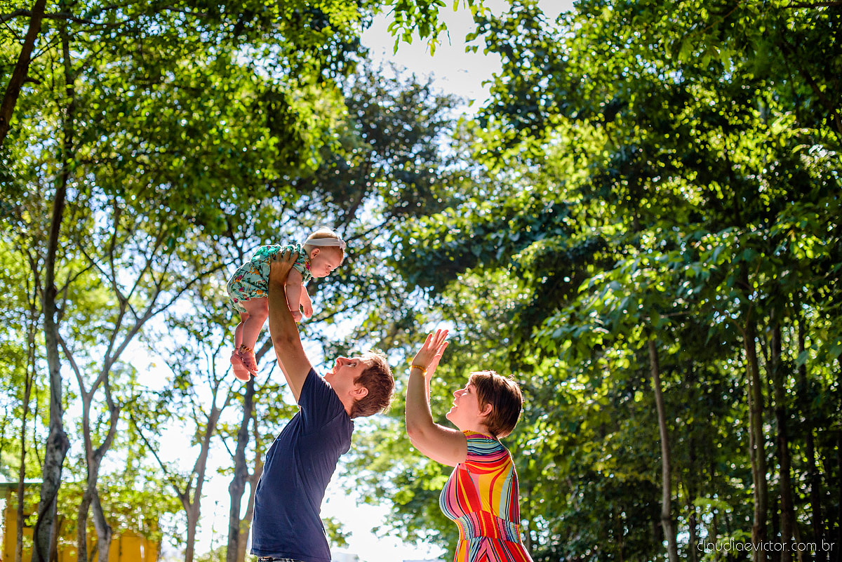 Lindo ensaio infantil de 6 meses feito no parque da vale por fotógrafos de casamento de vila velha fotógrafos de casamento de vitória fotógrafos de casamento de serra espirito santo es 