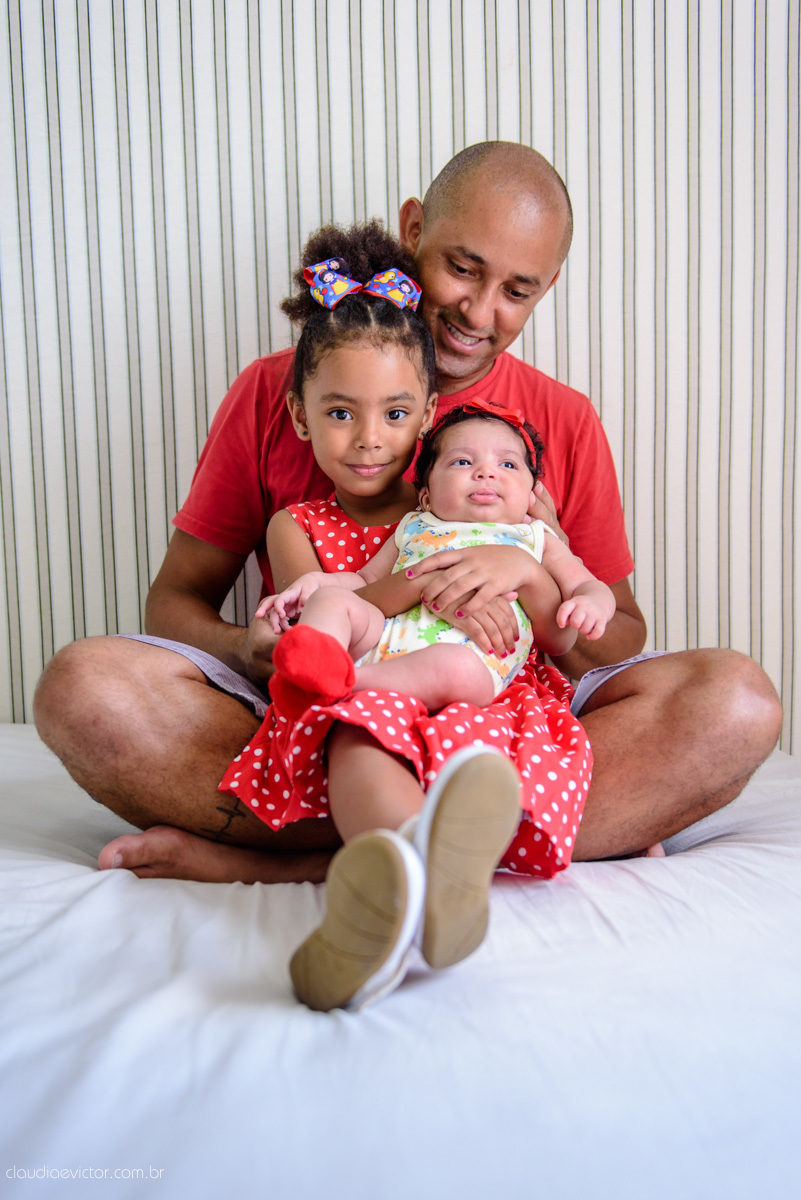 sessão infantil com fotos do bebê estilo lifestyle com pais de menina feito por fotógrafos de casamento de vila velha fotógrafos de casamento de vitória fotógrafos de casamento de serra espirito santo es na cidade de serra com mãe pai e duas filhas