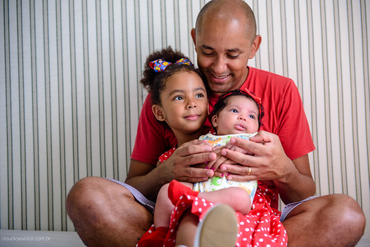 sessão infantil com fotos do bebê estilo lifestyle com pais de menina feito por fotógrafos de casamento de vila velha fotógrafos de casamento de vitória fotógrafos de casamento de serra espirito santo es na cidade de serra com mãe pai e duas filhas