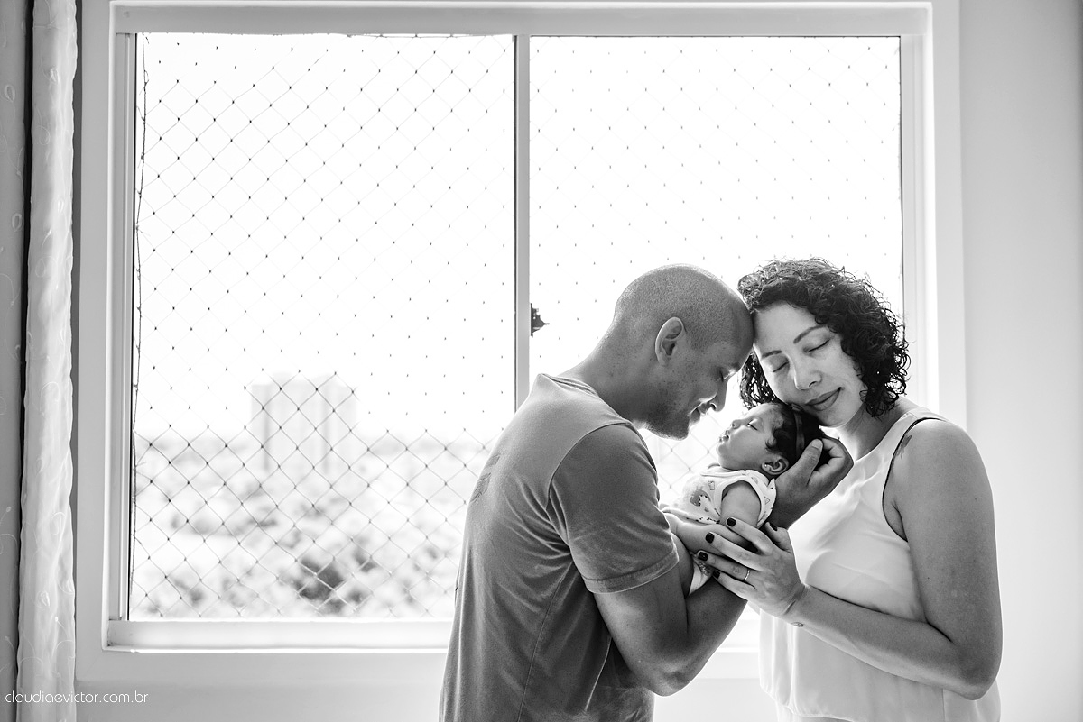 sessão infantil com fotos do bebê estilo lifestyle com pais de menina feito por fotógrafos de casamento de vila velha fotógrafos de casamento de vitória fotógrafos de casamento de serra espirito santo es na cidade de serra com mãe pai e duas filhas