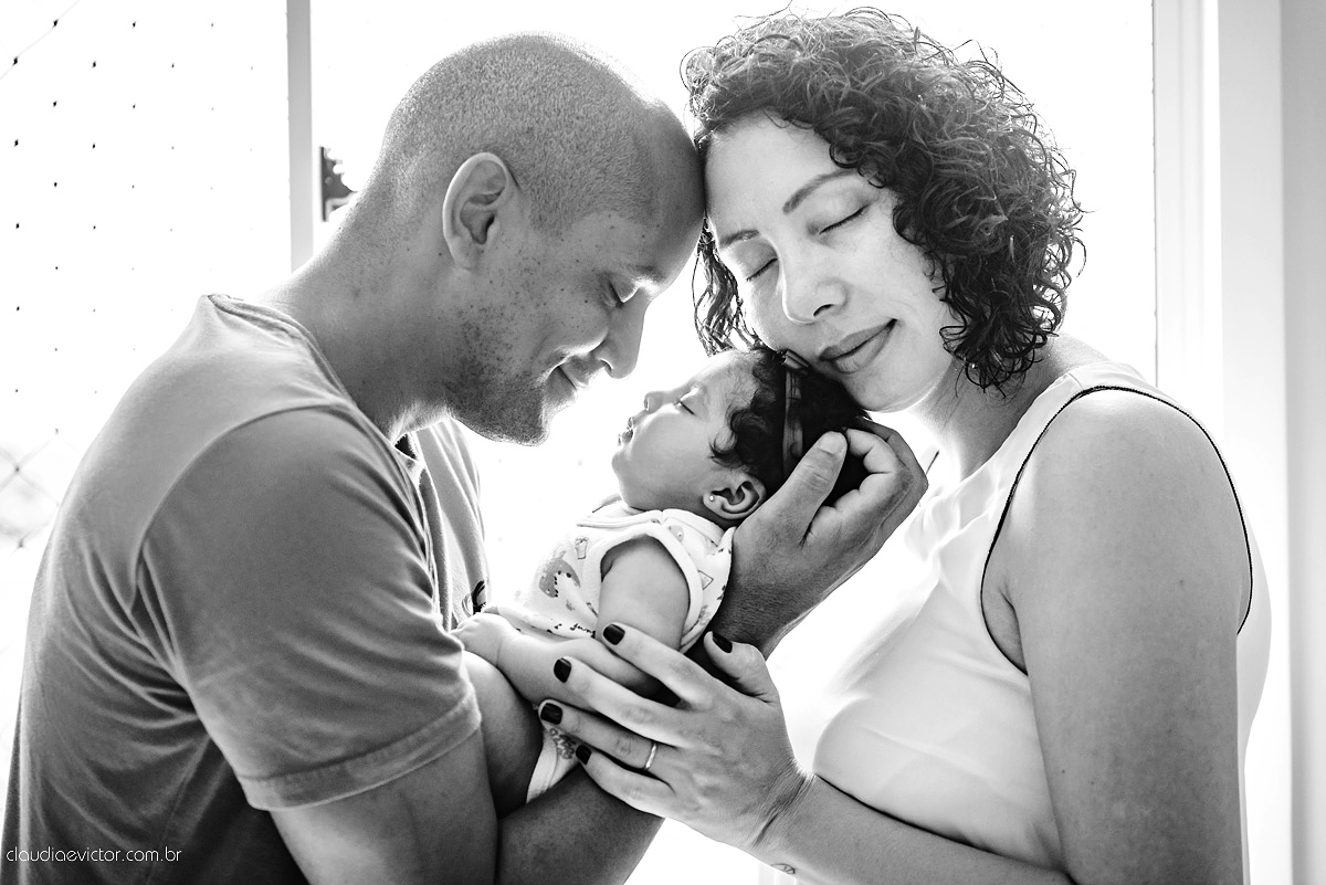 sessão infantil com fotos do bebê estilo lifestyle com pais de menina feito por fotógrafos de casamento de vila velha fotógrafos de casamento de vitória fotógrafos de casamento de serra espirito santo es na cidade de serra com mãe pai e duas filhas