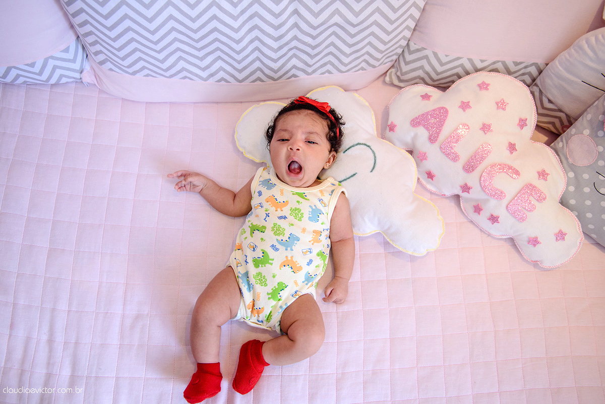 sessão infantil com fotos do bebê estilo lifestyle com pais de menina feito por fotógrafos de casamento de vila velha fotógrafos de casamento de vitória fotógrafos de casamento de serra espirito santo es na cidade de serra com mãe pai e duas filhas