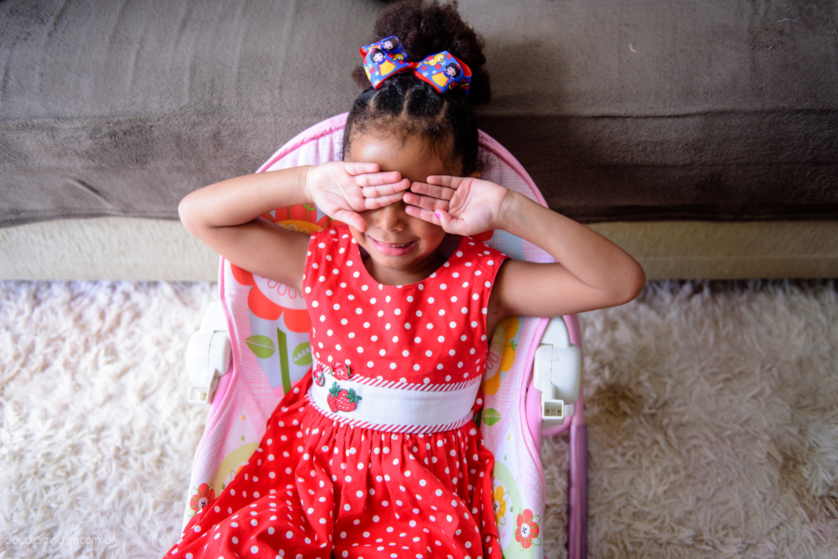sessão infantil com fotos do bebê estilo lifestyle com pais de menina feito por fotógrafos de casamento de vila velha fotógrafos de casamento de vitória fotógrafos de casamento de serra espirito santo es na cidade de serra com mãe pai e duas filhas