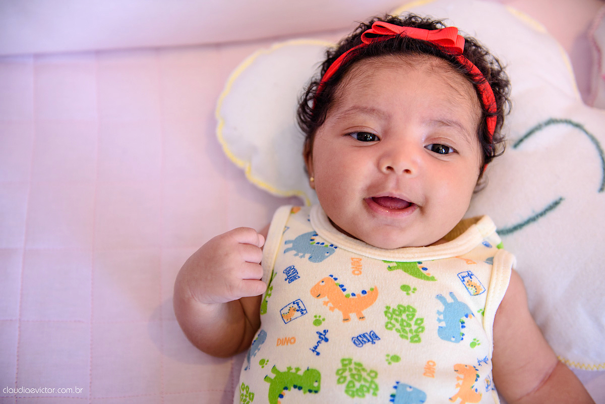 sessão infantil com fotos do bebê estilo lifestyle com pais de menina feito por fotógrafos de casamento de vila velha fotógrafos de casamento de vitória fotógrafos de casamento de serra espirito santo es na cidade de serra com mãe pai e duas filhas