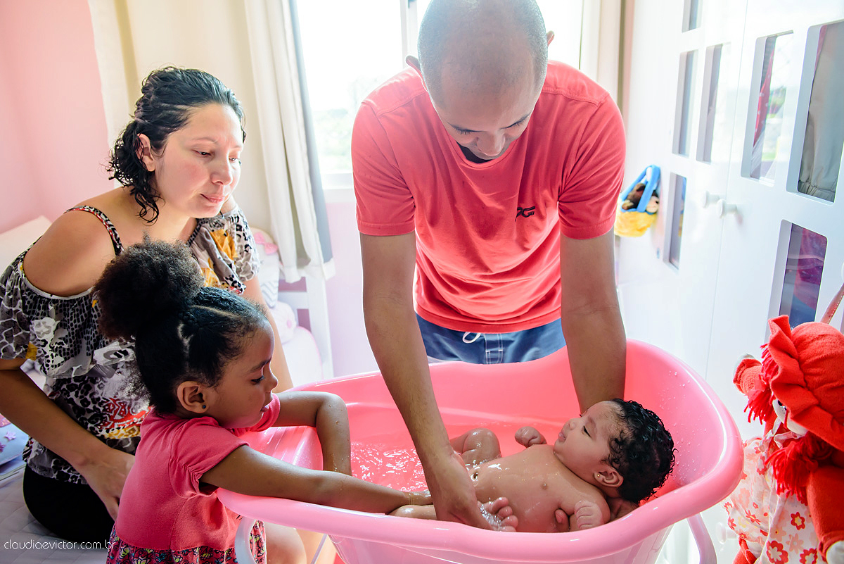 sessão infantil com fotos do bebê estilo lifestyle com pais de menina feito por fotógrafos de casamento de vila velha fotógrafos de casamento de vitória fotógrafos de casamento de serra espirito santo es na cidade de serra com mãe pai e duas filhas