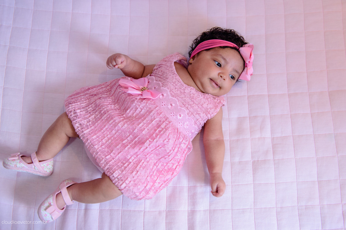 sessão infantil com fotos do bebê estilo lifestyle com pais de menina feito por fotógrafos de casamento de vila velha fotógrafos de casamento de vitória fotógrafos de casamento de serra espirito santo es na cidade de serra com mãe pai e duas filhas