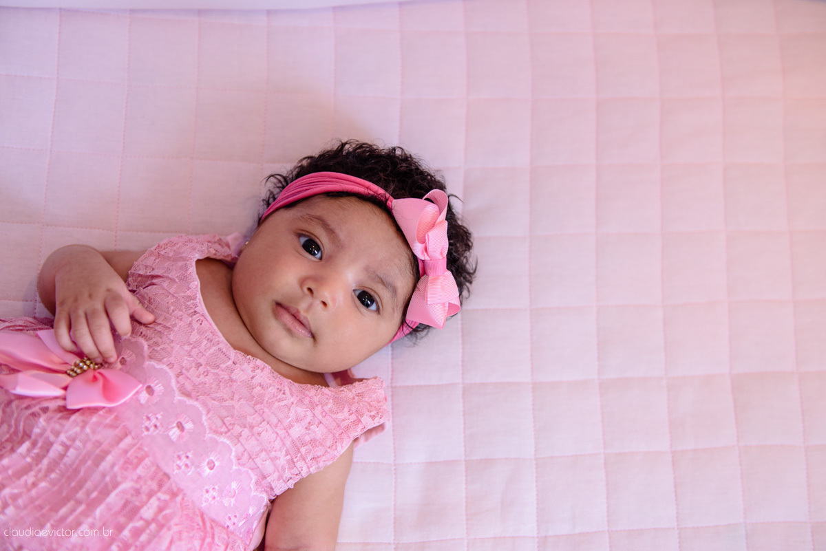 sessão infantil com fotos do bebê estilo lifestyle com pais de menina feito por fotógrafos de casamento de vila velha fotógrafos de casamento de vitória fotógrafos de casamento de serra espirito santo es na cidade de serra com mãe pai e duas filhas