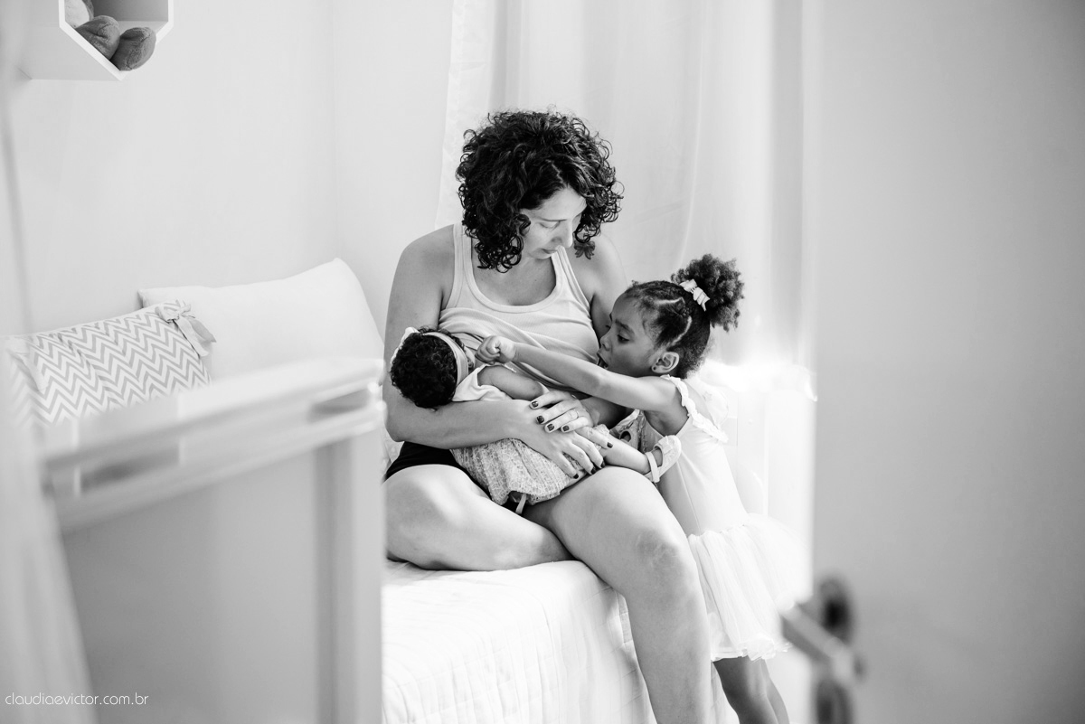 sessão infantil com fotos do bebê estilo lifestyle com pais de menina feito por fotógrafos de casamento de vila velha fotógrafos de casamento de vitória fotógrafos de casamento de serra espirito santo es na cidade de serra com mãe pai e duas filhas