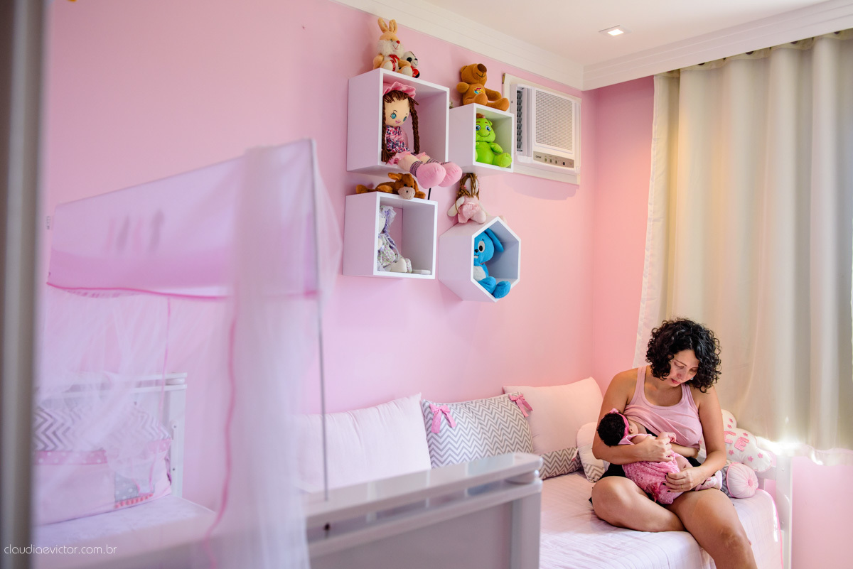 sessão infantil com fotos do bebê estilo lifestyle com pais de menina feito por fotógrafos de casamento de vila velha fotógrafos de casamento de vitória fotógrafos de casamento de serra espirito santo es na cidade de serra com mãe pai e duas filhas