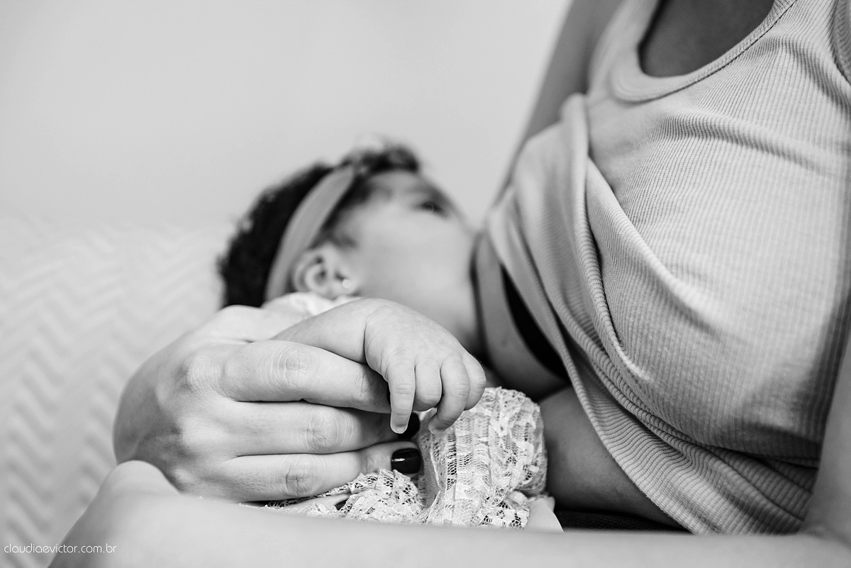 sessão infantil com fotos do bebê estilo lifestyle com pais de menina feito por fotógrafos de casamento de vila velha fotógrafos de casamento de vitória fotógrafos de casamento de serra espirito santo es na cidade de serra com mãe pai e duas filhas