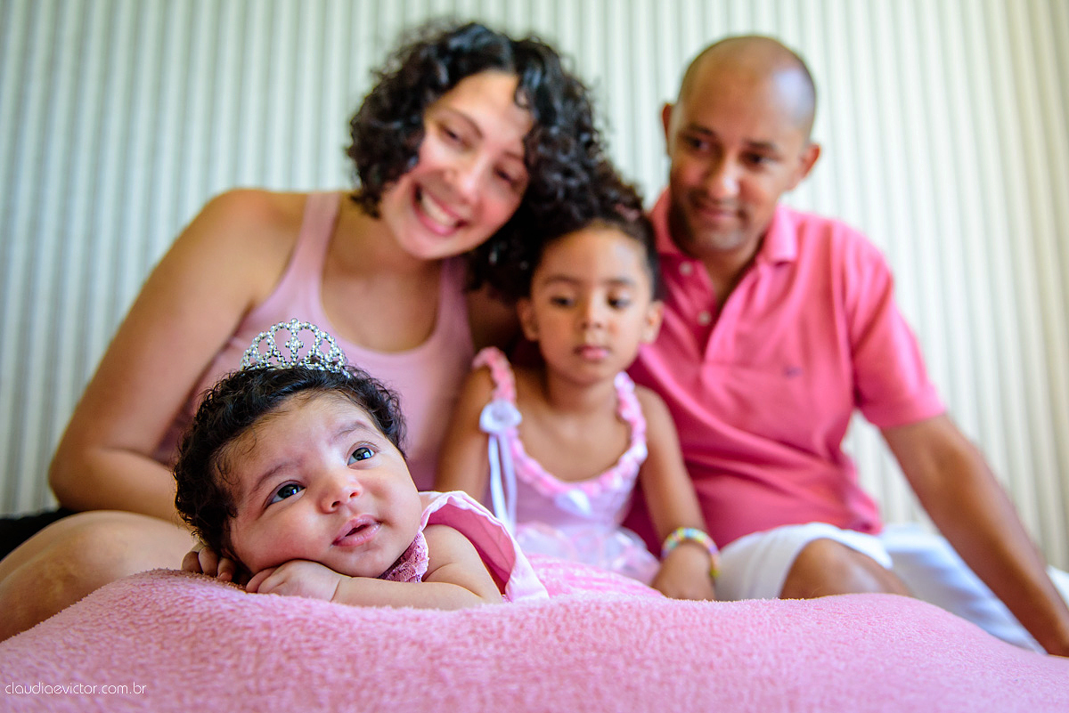 sessão infantil com fotos do bebê estilo lifestyle com pais de menina feito por fotógrafos de casamento de vila velha fotógrafos de casamento de vitória fotógrafos de casamento de serra espirito santo es na cidade de serra com mãe pai e duas filhas