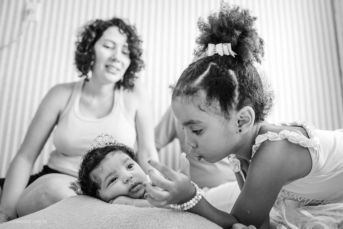 sessão infantil com fotos do bebê estilo lifestyle com pais de menina feito por fotógrafos de casamento de vila velha fotógrafos de casamento de vitória fotógrafos de casamento de serra espirito santo es na cidade de serra com mãe pai e duas filhas