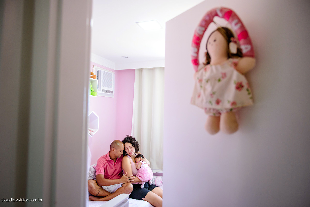 sessão infantil com fotos do bebê estilo lifestyle com pais de menina feito por fotógrafos de casamento de vila velha fotógrafos de casamento de vitória fotógrafos de casamento de serra espirito santo es na cidade de serra com mãe pai e duas filhas