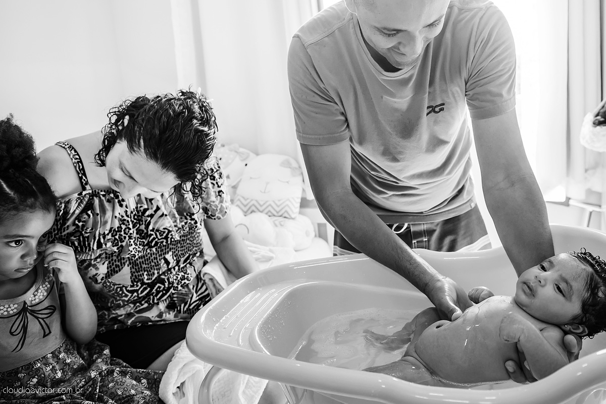 sessão infantil com fotos do bebê estilo lifestyle com pais de menina feito por fotógrafos de casamento de vila velha fotógrafos de casamento de vitória fotógrafos de casamento de serra espirito santo es na cidade de serra com mãe pai e duas filhas