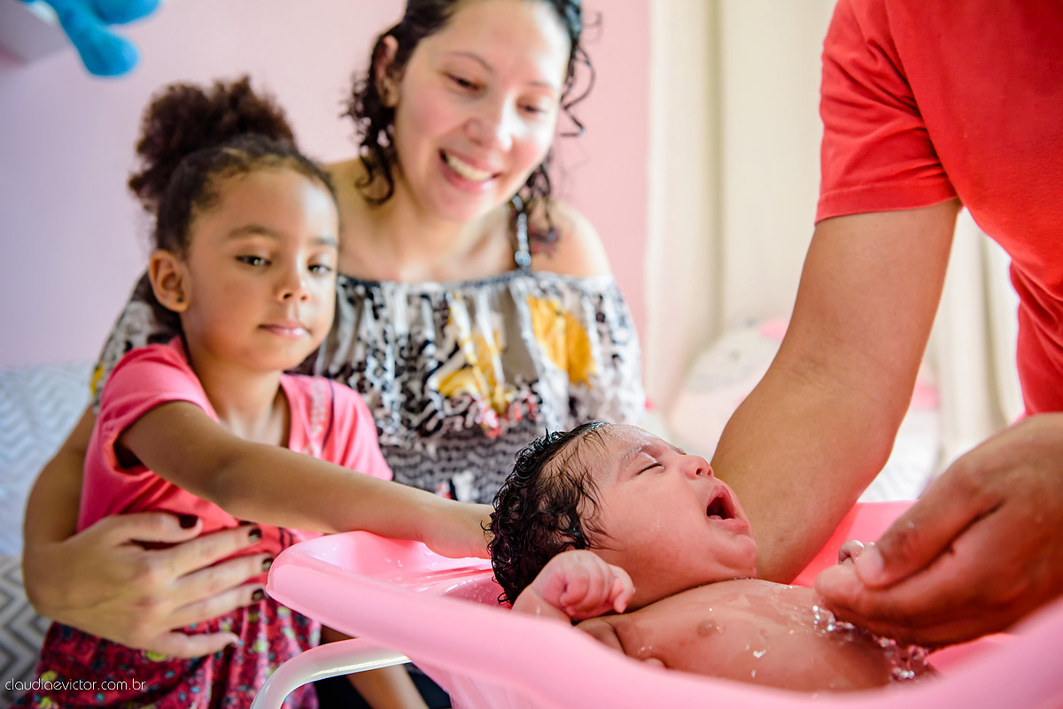 sessão infantil com fotos do bebê estilo lifestyle com pais de menina feito por fotógrafos de casamento de vila velha fotógrafos de casamento de vitória fotógrafos de casamento de serra espirito santo es na cidade de serra com mãe pai e duas filhas
