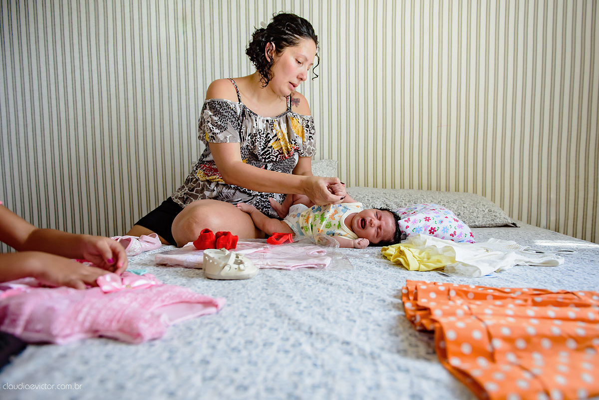 sessão infantil com fotos do bebê estilo lifestyle com pais de menina feito por fotógrafos de casamento de vila velha fotógrafos de casamento de vitória fotógrafos de casamento de serra espirito santo es na cidade de serra com mãe pai e duas filhas