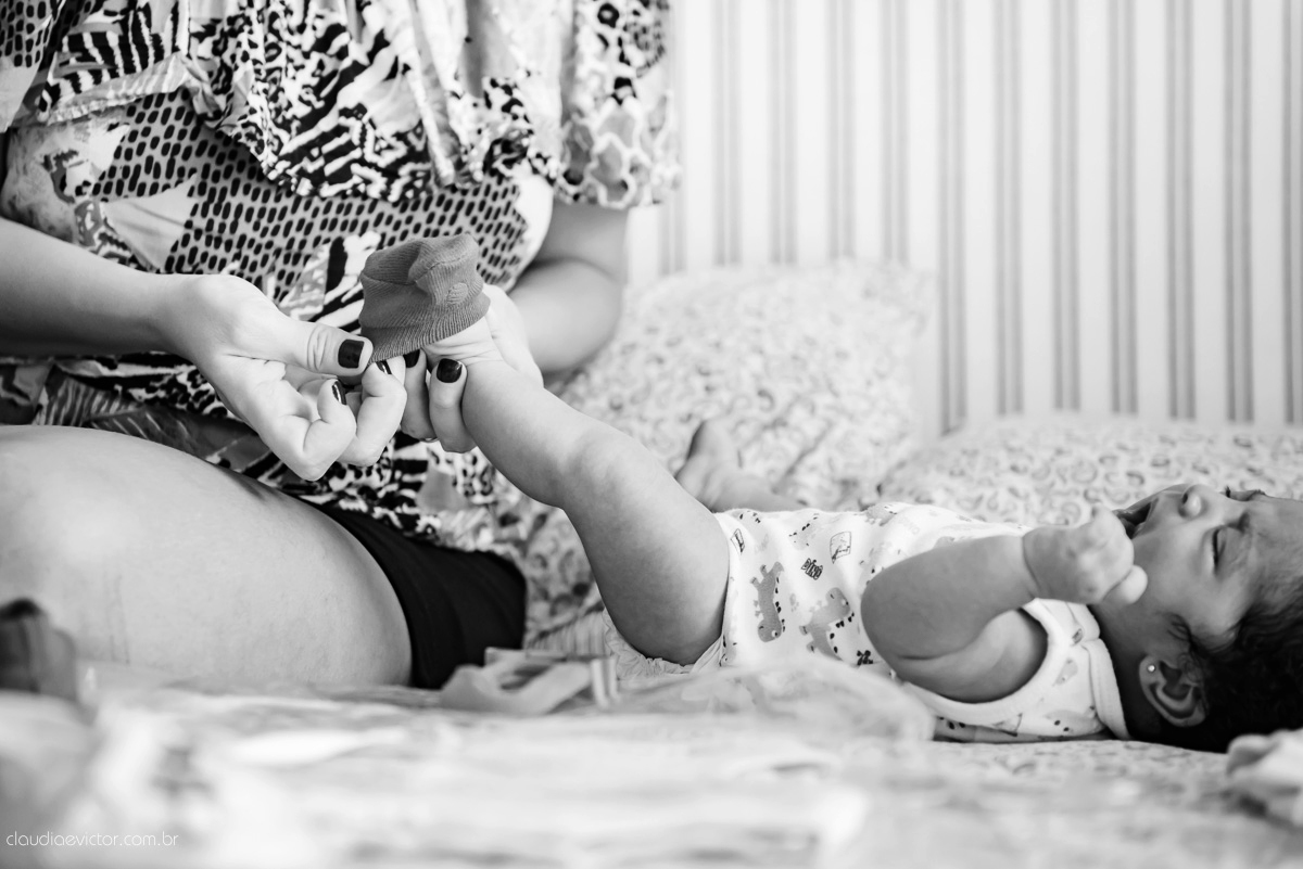 sessão infantil com fotos do bebê estilo lifestyle com pais de menina feito por fotógrafos de casamento de vila velha fotógrafos de casamento de vitória fotógrafos de casamento de serra espirito santo es na cidade de serra com mãe pai e duas filhas