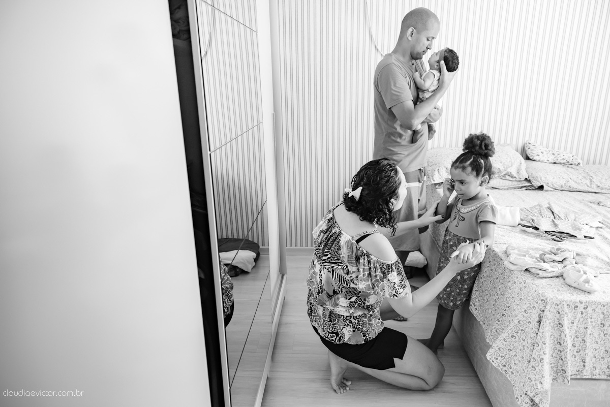 sessão infantil com fotos do bebê estilo lifestyle com pais de menina feito por fotógrafos de casamento de vila velha fotógrafos de casamento de vitória fotógrafos de casamento de serra espirito santo es na cidade de serra com mãe pai e duas filhas