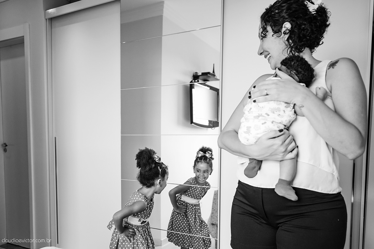 sessão infantil com fotos do bebê estilo lifestyle com pais de menina feito por fotógrafos de casamento de vila velha fotógrafos de casamento de vitória fotógrafos de casamento de serra espirito santo es na cidade de serra com mãe pai e duas filhas