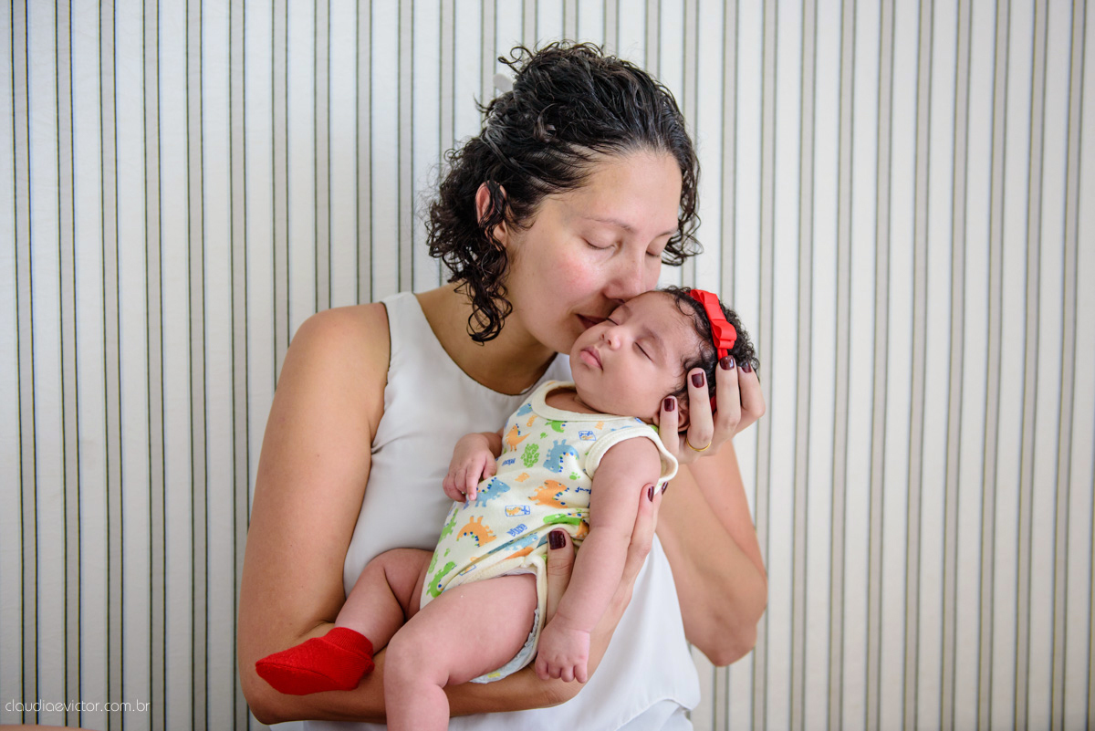 sessão infantil com fotos do bebê estilo lifestyle com pais de menina feito por fotógrafos de casamento de vila velha fotógrafos de casamento de vitória fotógrafos de casamento de serra espirito santo es na cidade de serra com mãe pai e duas filhas