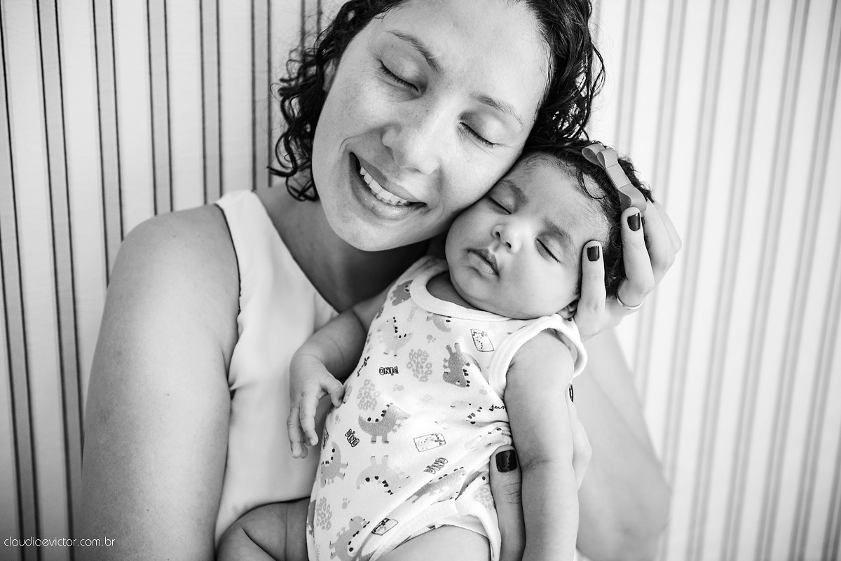 sessão infantil com fotos do bebê estilo lifestyle com pais de menina feito por fotógrafos de casamento de vila velha fotógrafos de casamento de vitória fotógrafos de casamento de serra espirito santo es na cidade de serra com mãe pai e duas filhas