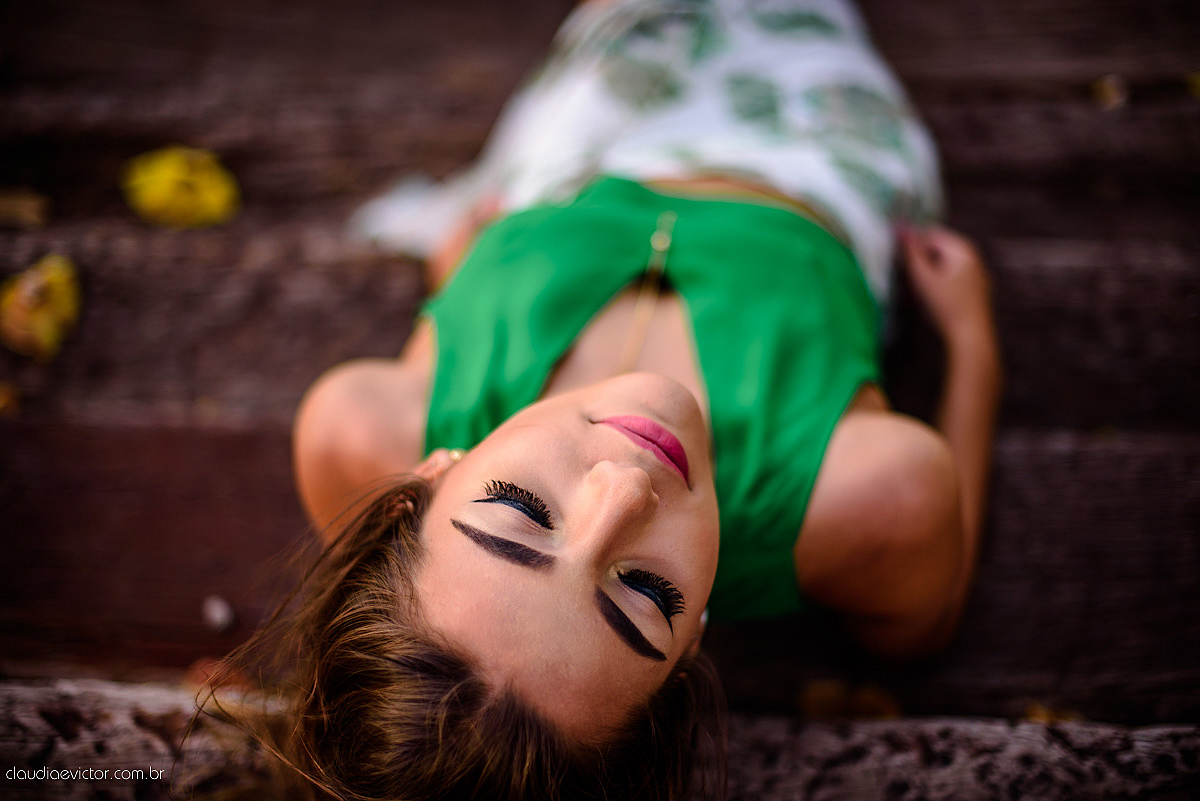 Lindo ensaio externo feminino de 15 e 16 anos com fotos na praia com por do sol e sparkles feito por fotógrafos de casamento de vila velha fotógrafos de casamento de vitória fotógrafos de casamento de serra espirito santo es