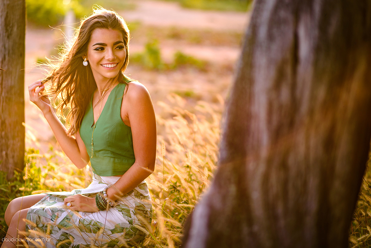 Lindo ensaio externo feminino de 15 e 16 anos com fotos na praia com por do sol e sparkles feito por fotógrafos de casamento de vila velha fotógrafos de casamento de vitória fotógrafos de casamento de serra espirito santo es