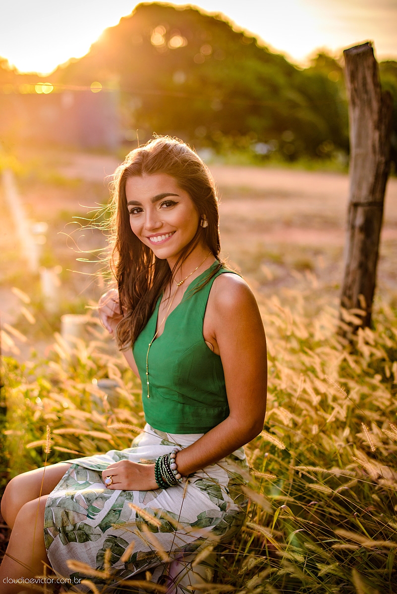 Lindo ensaio externo feminino de 15 e 16 anos com fotos na praia com por do sol e sparkles feito por fotógrafos de casamento de vila velha fotógrafos de casamento de vitória fotógrafos de casamento de serra espirito santo es