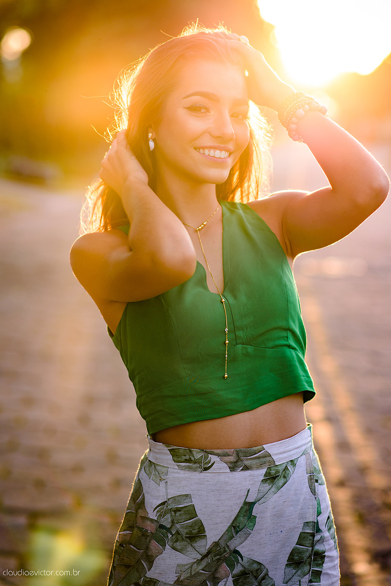 Lindo ensaio externo feminino de 15 e 16 anos com fotos na praia com por do sol e sparkles feito por fotógrafos de casamento de vila velha fotógrafos de casamento de vitória fotógrafos de casamento de serra espirito santo es