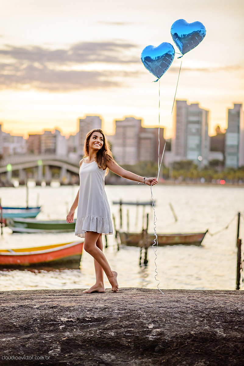 Lindo ensaio externo feminino de 15 e 16 anos com fotos na praia com por do sol e sparkles feito por fotógrafos de casamento de vila velha fotógrafos de casamento de vitória fotógrafos de casamento de serra espirito santo es