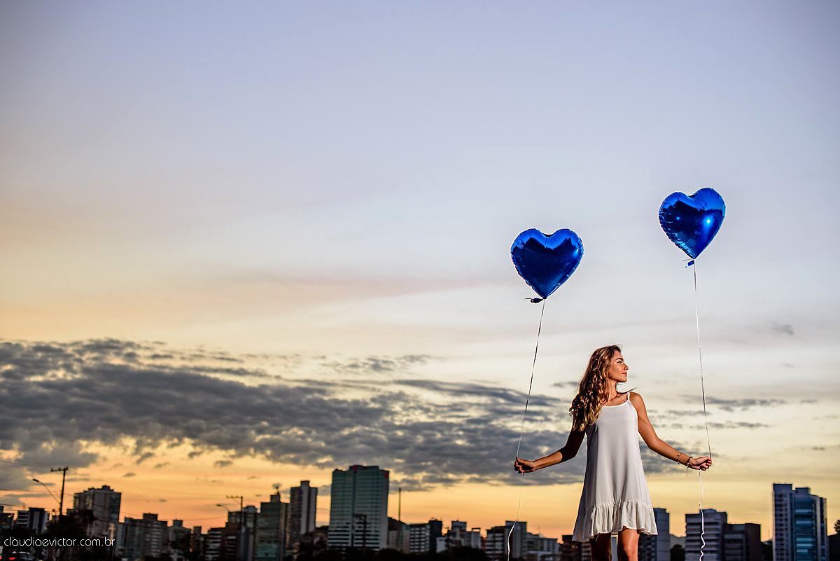 Lindo ensaio externo feminino de 15 e 16 anos com fotos na praia com por do sol e sparkles feito por fotógrafos de casamento de vila velha fotógrafos de casamento de vitória fotógrafos de casamento de serra espirito santo es