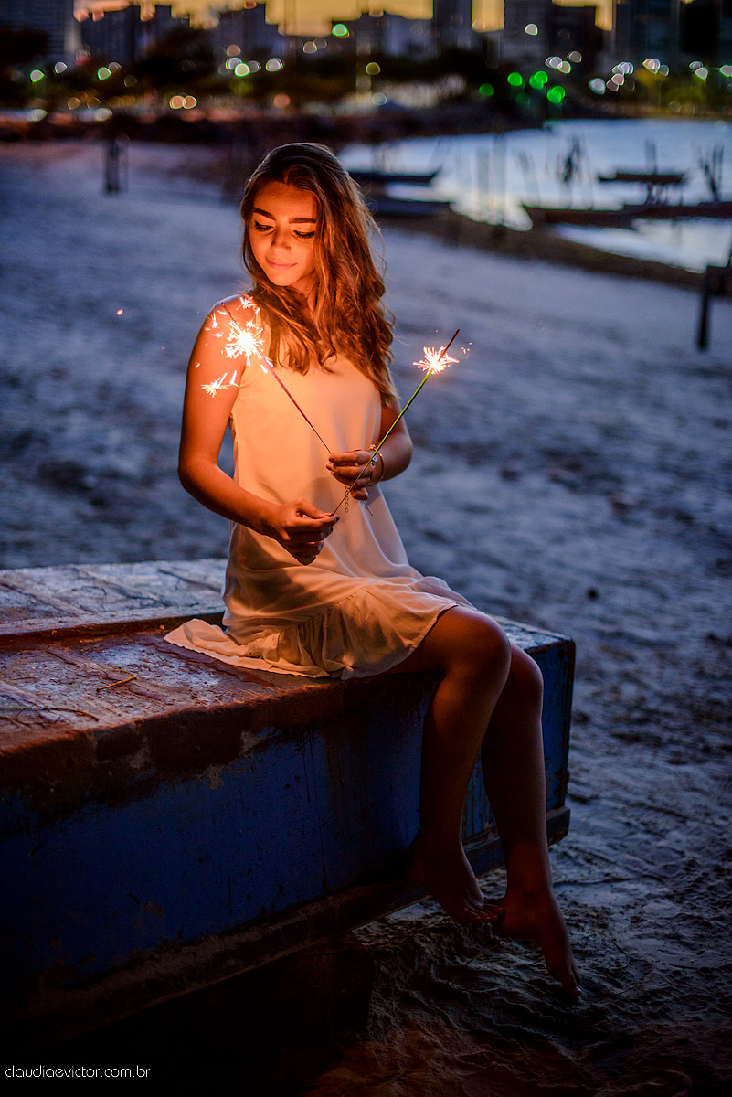 Lindo ensaio externo feminino de 15 e 16 anos com fotos na praia com por do sol e sparkles feito por fotógrafos de casamento de vila velha fotógrafos de casamento de vitória fotógrafos de casamento de serra espirito santo es