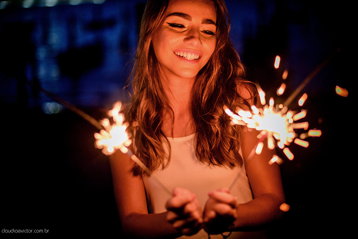 Lindo ensaio externo feminino de 15 e 16 anos com fotos na praia com por do sol e sparkles feito por fotógrafos de casamento de vila velha fotógrafos de casamento de vitória fotógrafos de casamento de serra espirito santo es