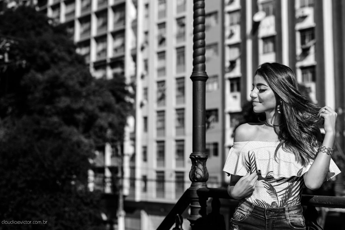 Lindo ensaio externo feminino de 15 e 16 anos com fotos na praia com por do sol e sparkles feito por fotógrafos de casamento de vila velha fotógrafos de casamento de vitória fotógrafos de casamento de serra espirito santo es