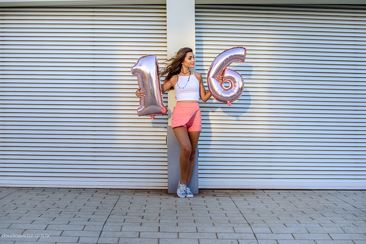 Lindo ensaio externo feminino de 15 e 16 anos com fotos na praia com por do sol e sparkles feito por fotógrafos de casamento de vila velha fotógrafos de casamento de vitória fotógrafos de casamento de serra espirito santo es
