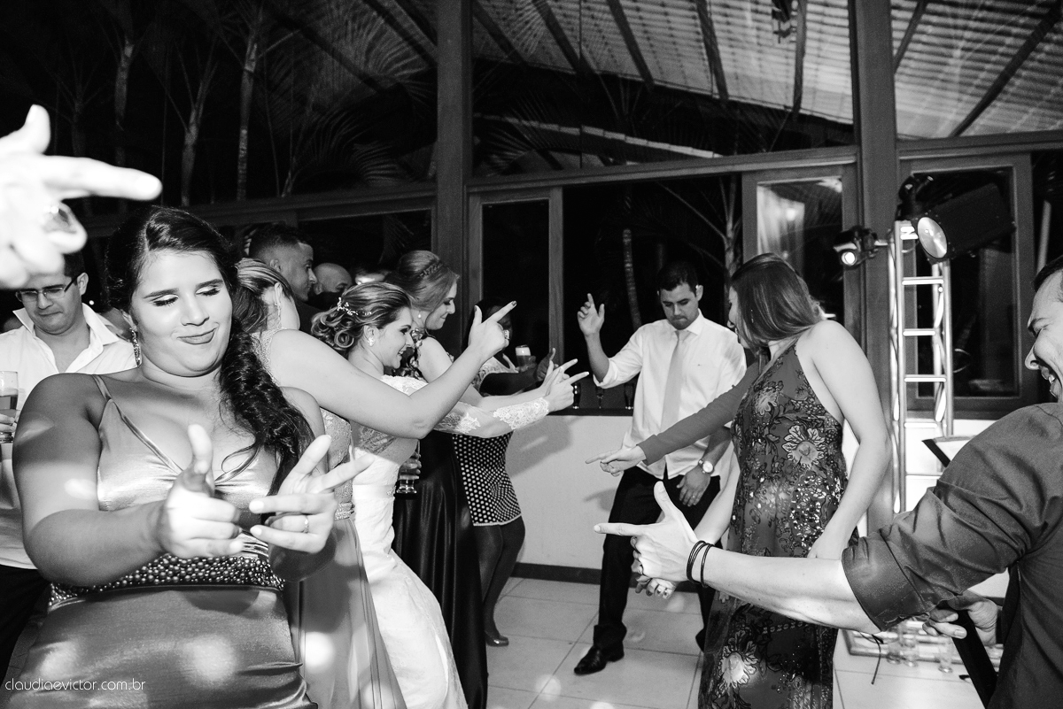 Casamento realizado ao ar livre, a tarde, na cidade de Serra, Manguinhos. Foi lindo, com muita felicidade, sorrisos e alegria, por fotógrafos de casamento em Vila Velha fotógrafos de casamento em Vitória fotógrafos de casamento em Serra Espirito Santo ES