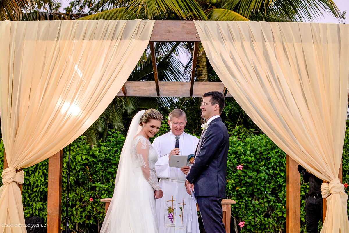 Casamento realizado ao ar livre, a tarde, na cidade de Serra, Manguinhos. Foi lindo, com muita felicidade, sorrisos e alegria, por fotógrafos de casamento em Vila Velha fotógrafos de casamento em Vitória fotógrafos de casamento em Serra Espirito Santo ES