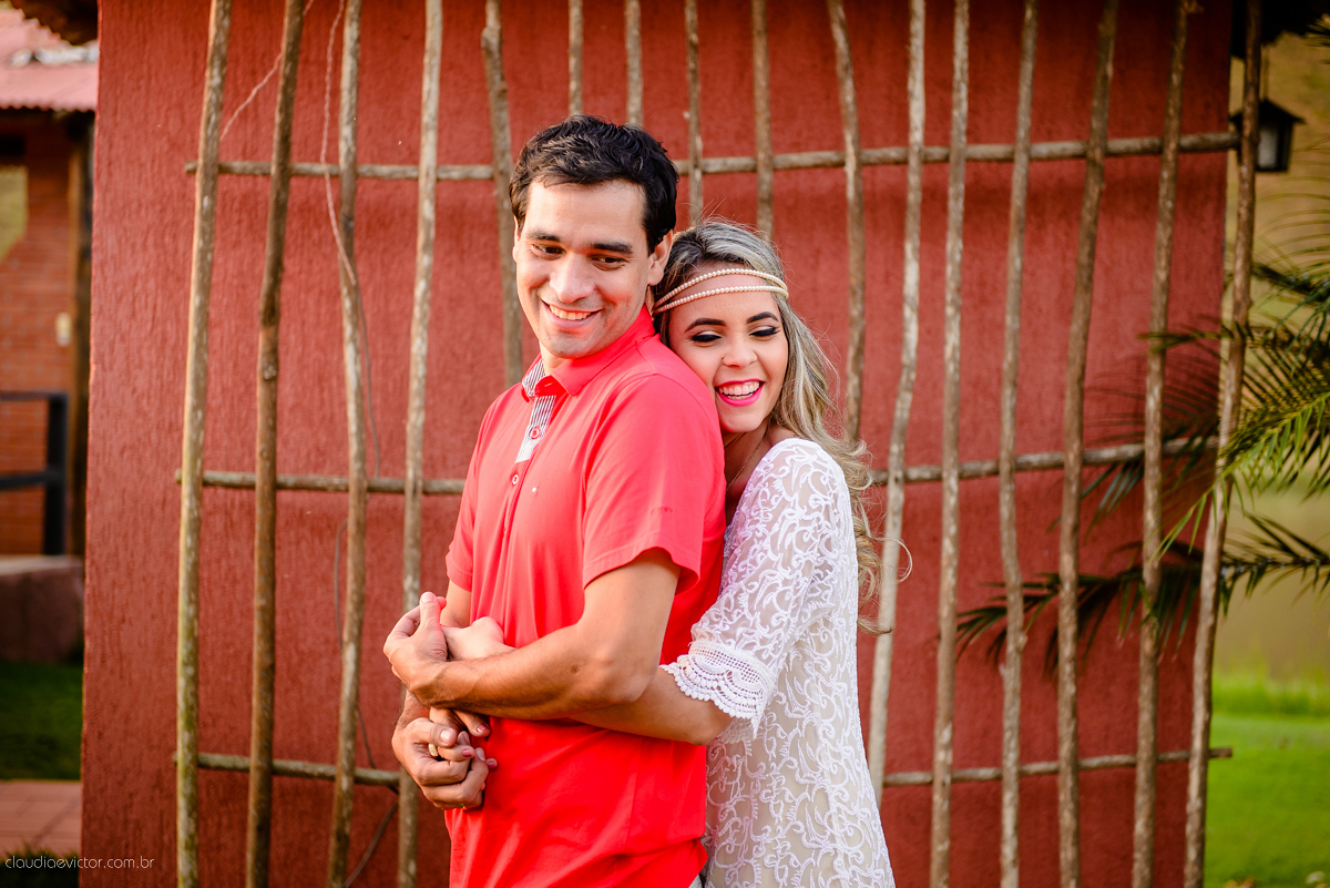 Realizado em um sítio em Anchieta por fotógrafos de casamento em Vila Velha fotógrafos de casamento em Vitória fotógrafos de casamento em Serra. Local lindo, com belas paisagens, onde fotografamos um casal feliz pelo casamento que se aproxima.