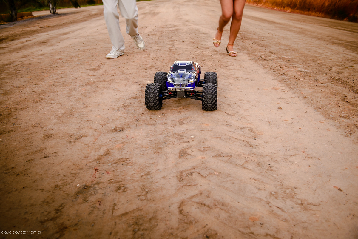 Realizado em um sítio em Anchieta por fotógrafos de casamento em Vila Velha fotógrafos de casamento em Vitória fotógrafos de casamento em Serra. Local lindo, com belas paisagens, onde fotografamos um casal feliz pelo casamento que se aproxima.