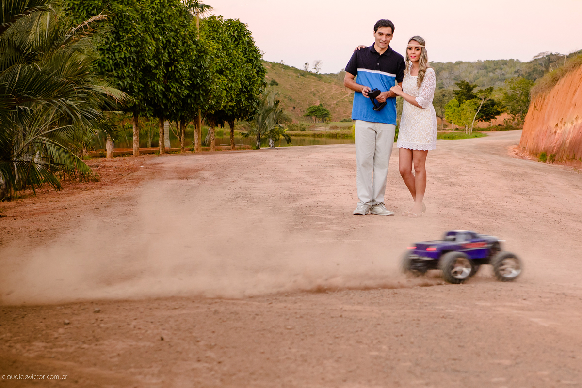Realizado em um sítio em Anchieta por fotógrafos de casamento em Vila Velha fotógrafos de casamento em Vitória fotógrafos de casamento em Serra. Local lindo, com belas paisagens, onde fotografamos um casal feliz pelo casamento que se aproxima.