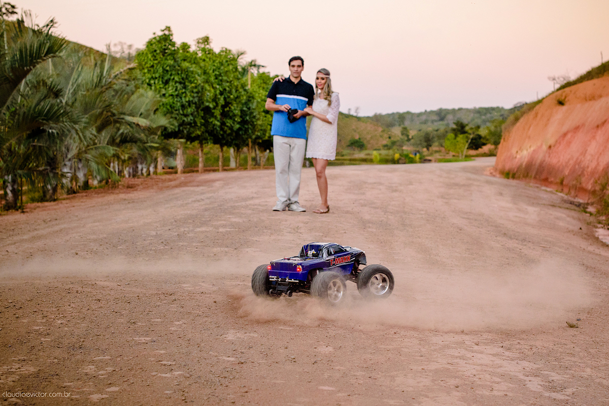 Realizado em um sítio em Anchieta por fotógrafos de casamento em Vila Velha fotógrafos de casamento em Vitória fotógrafos de casamento em Serra. Local lindo, com belas paisagens, onde fotografamos um casal feliz pelo casamento que se aproxima.