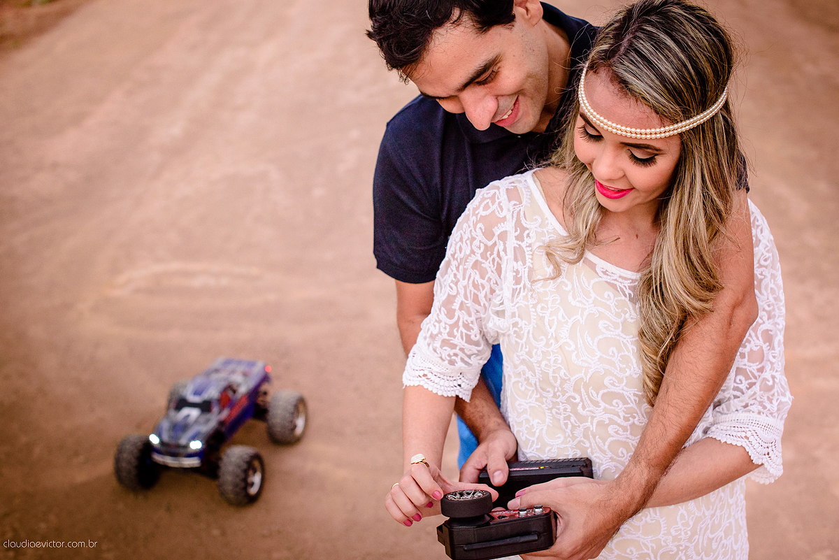 Realizado em um sítio em Anchieta por fotógrafos de casamento em Vila Velha fotógrafos de casamento em Vitória fotógrafos de casamento em Serra. Local lindo, com belas paisagens, onde fotografamos um casal feliz pelo casamento que se aproxima.