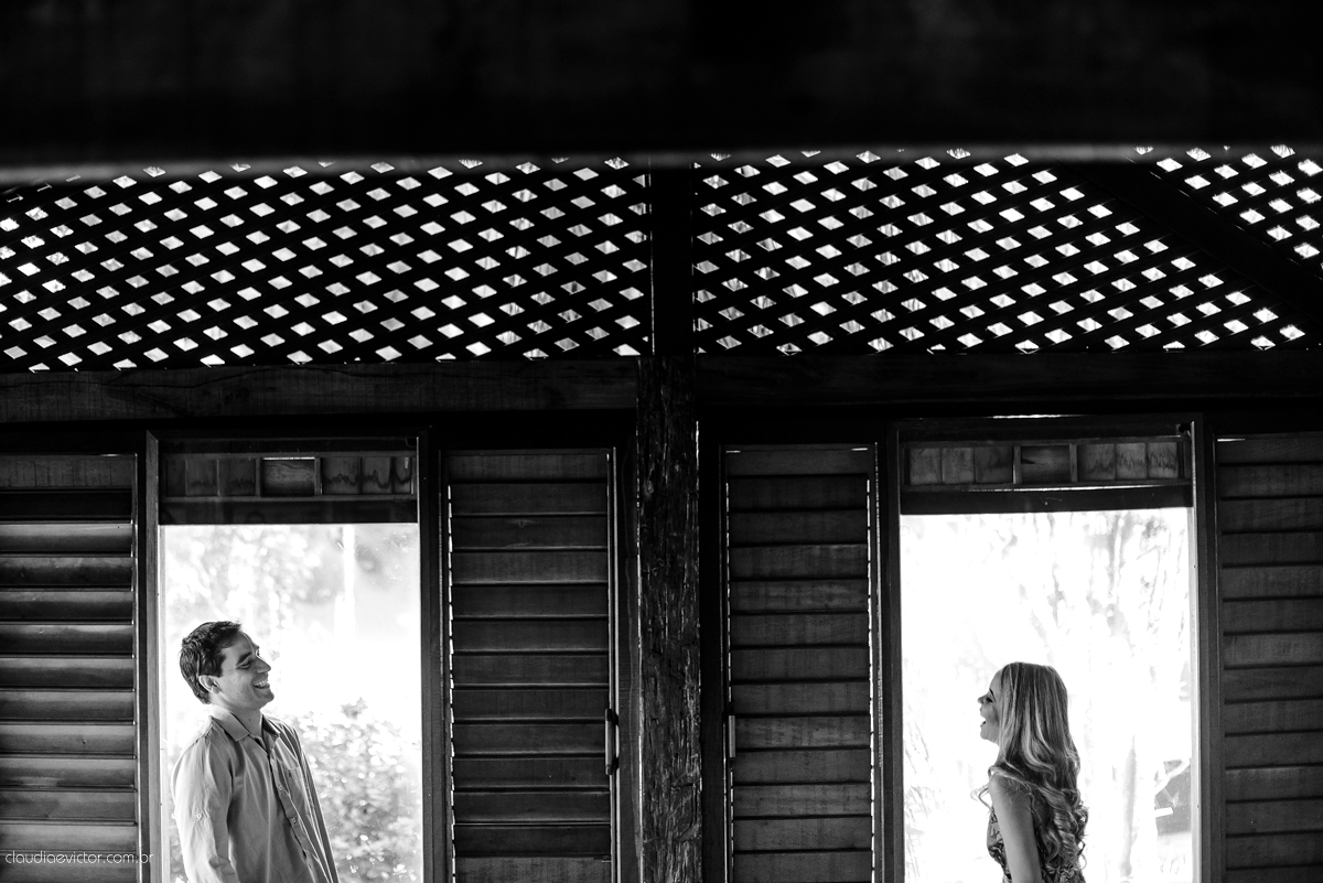 Realizado em um sítio em Anchieta por fotógrafos de casamento em Vila Velha fotógrafos de casamento em Vitória fotógrafos de casamento em Serra. Local lindo, com belas paisagens, onde fotografamos um casal feliz pelo casamento que se aproxima.