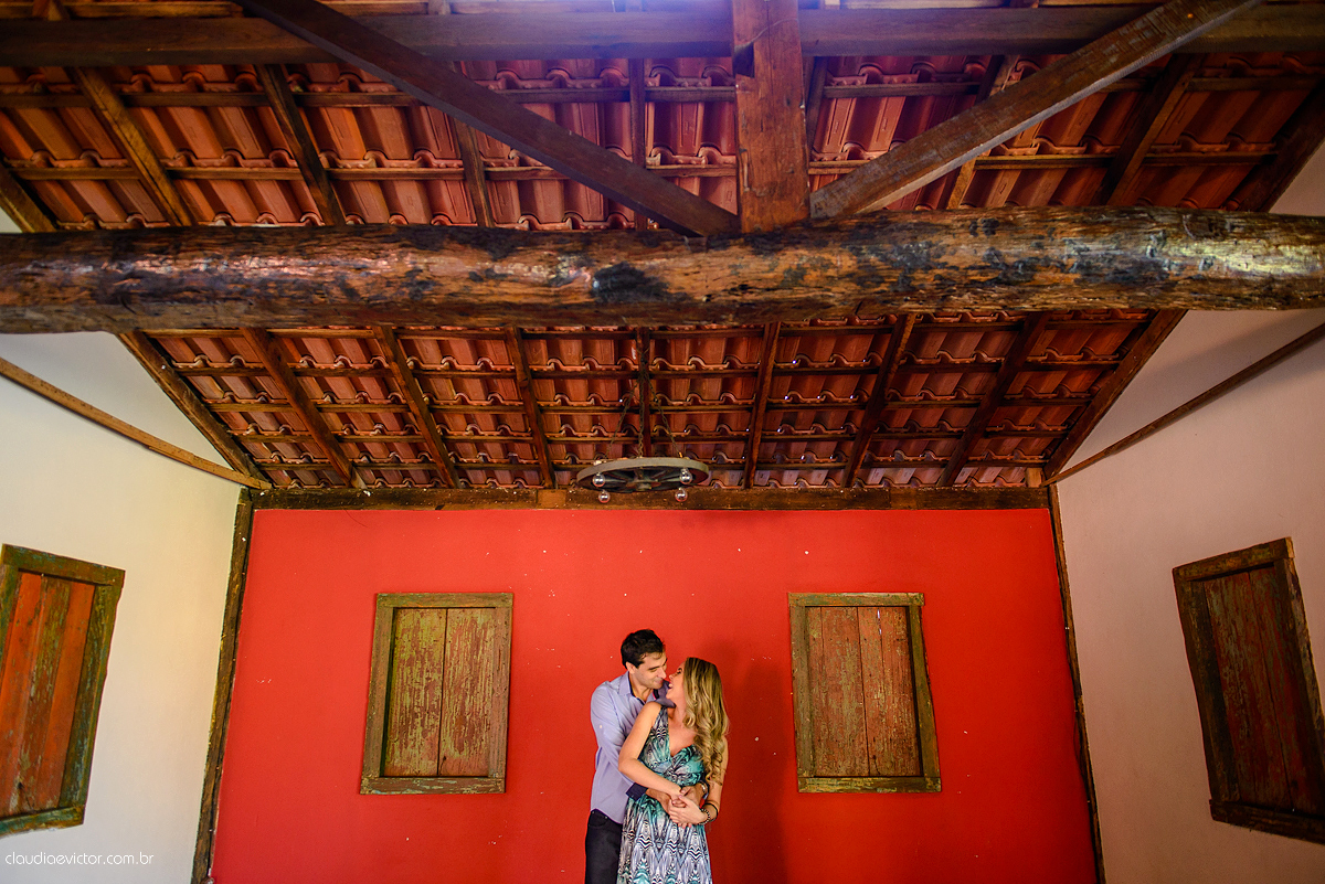 Realizado em um sítio em Anchieta por fotógrafos de casamento em Vila Velha fotógrafos de casamento em Vitória fotógrafos de casamento em Serra. Local lindo, com belas paisagens, onde fotografamos um casal feliz pelo casamento que se aproxima.