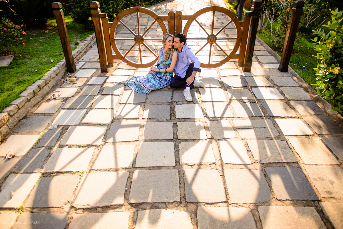 Realizado em um sítio em Anchieta por fotógrafos de casamento em Vila Velha fotógrafos de casamento em Vitória fotógrafos de casamento em Serra. Local lindo, com belas paisagens, onde fotografamos um casal feliz pelo casamento que se aproxima.